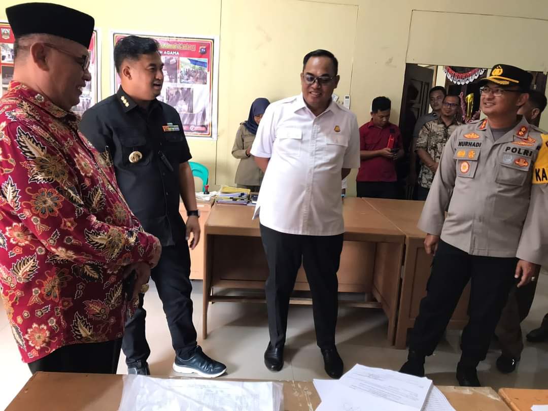 Bupati Sutan Riska bersama Kapolres Dharmasraya AKBP Nurhadiansyah, S.I.K, dan mantan wali IV Koto Pulau Punjung, Abdawarsah saat meninjau persiapan Pilwana serentak 2022 di Nagari IV Koto Pulau Punjung dan Nagari Sungai Kambuik, Kecamatan Pulau Punjung, Selasa (4/10/2022). SP