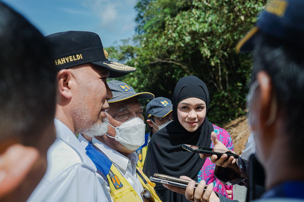 Menteri PUPR Basuki Hadimuljono, didampingi Anggota Komisi V DPR RI, Athari Gauthi Ardi dan Gubernur Sumbar Buya Mahyeldi, saat diwawancarai awak media terkait Sitinjau Laut, pada kunjungannya di Kawasan Sitinjau Laut, Rabu (2/11) kemaren.