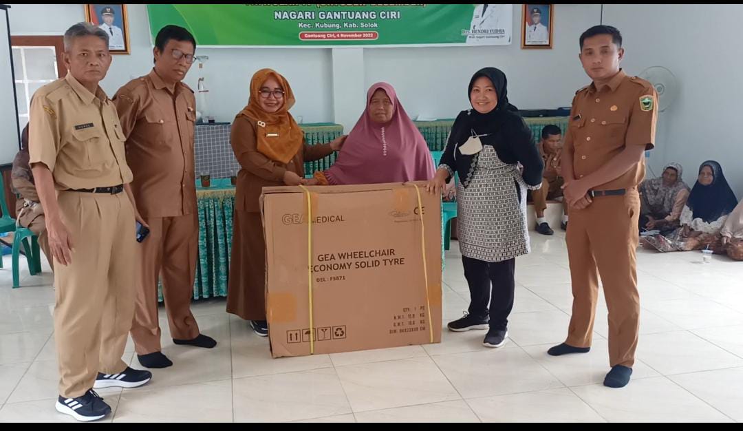 Penyerahkan bantuan sosial secara simbolis kepada masyarakat penerima manfaat di Nagari Gantuang Ciri, Kecamatan Kubung, Senin (7/11/22).