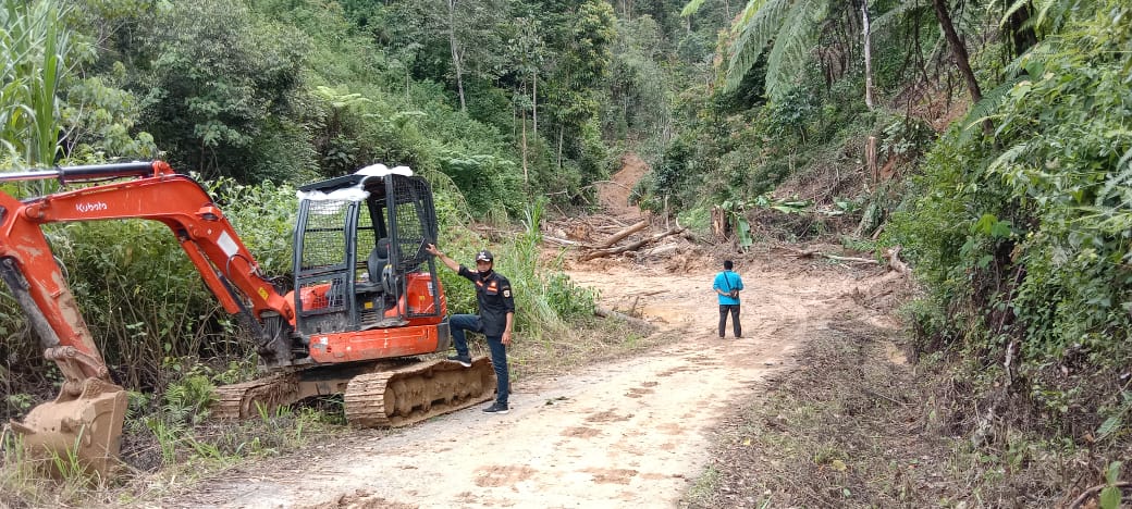 Pembersihan badan jalan terimbas longsor di Nagari Rangkiang Luluih, Kecamatan Tigo Lurah, Kamis (10/11/22).