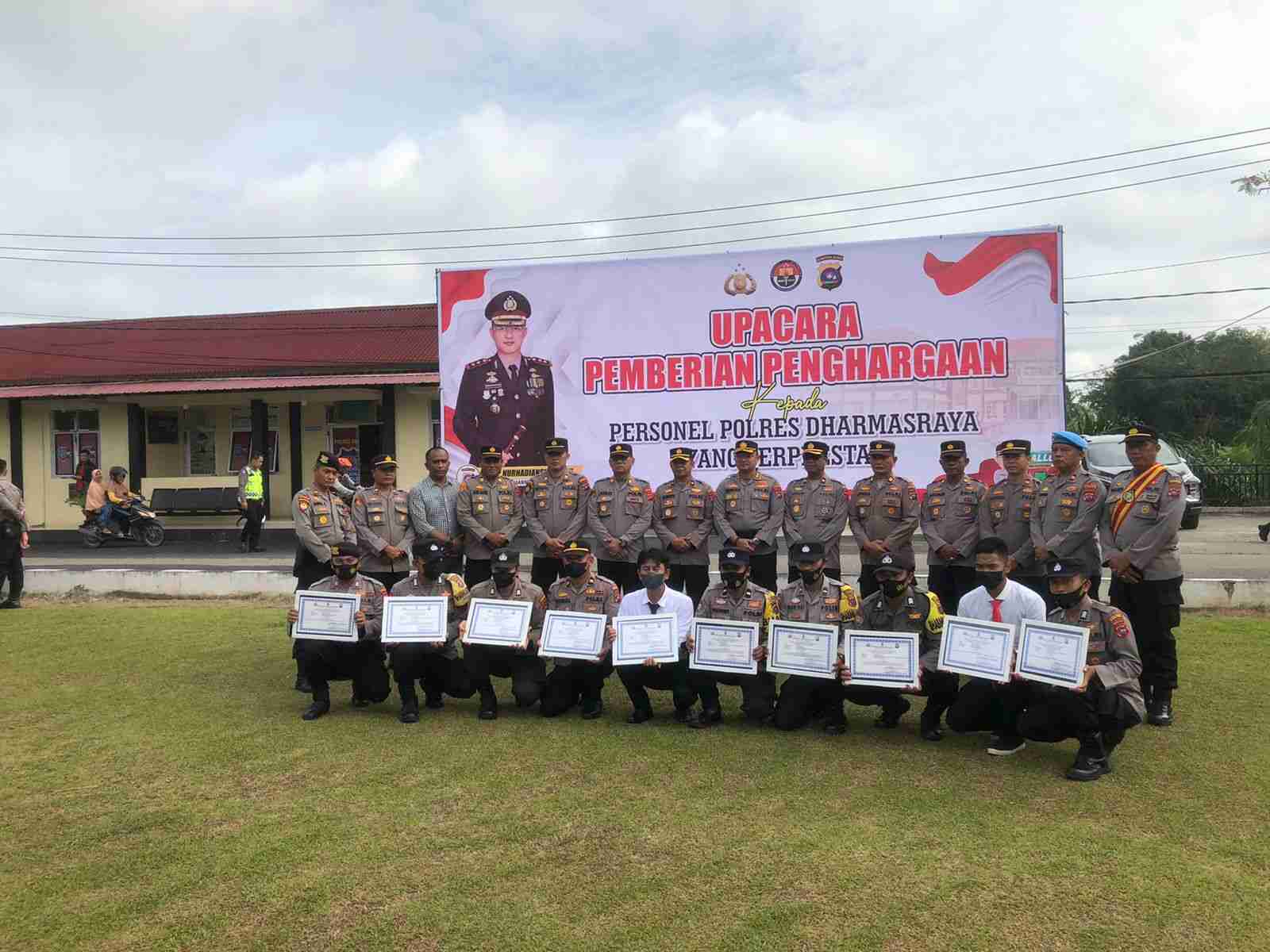 Penyerahan piagam penghargaan dari Kapolres Dharmasraya AKBP Nurhadiansyah, S.I.K, Senin (31/10/22).