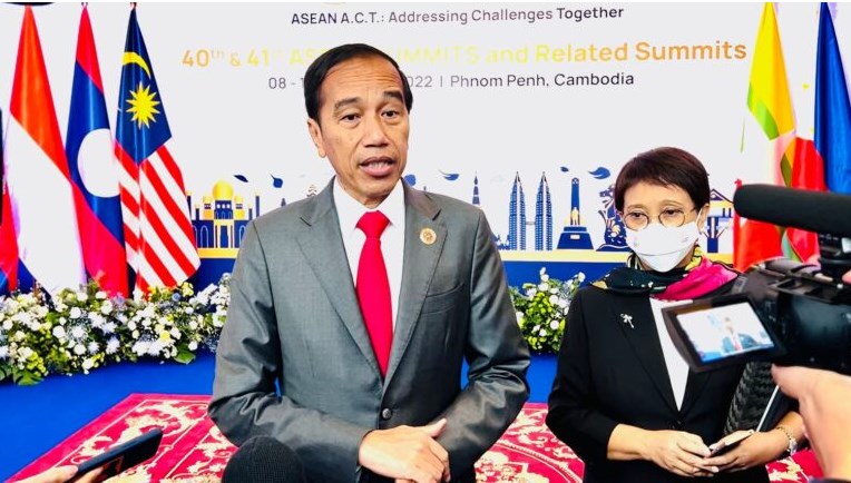 Presiden Joko Widodo menyampaikan keterangan kepada awak media di sela-sela KTT ASEAN yang digelar di Sokha Hotel, Phnom Penh, Kamboja, Jumat, 11 November 2022. Foto: BPMI Setpres