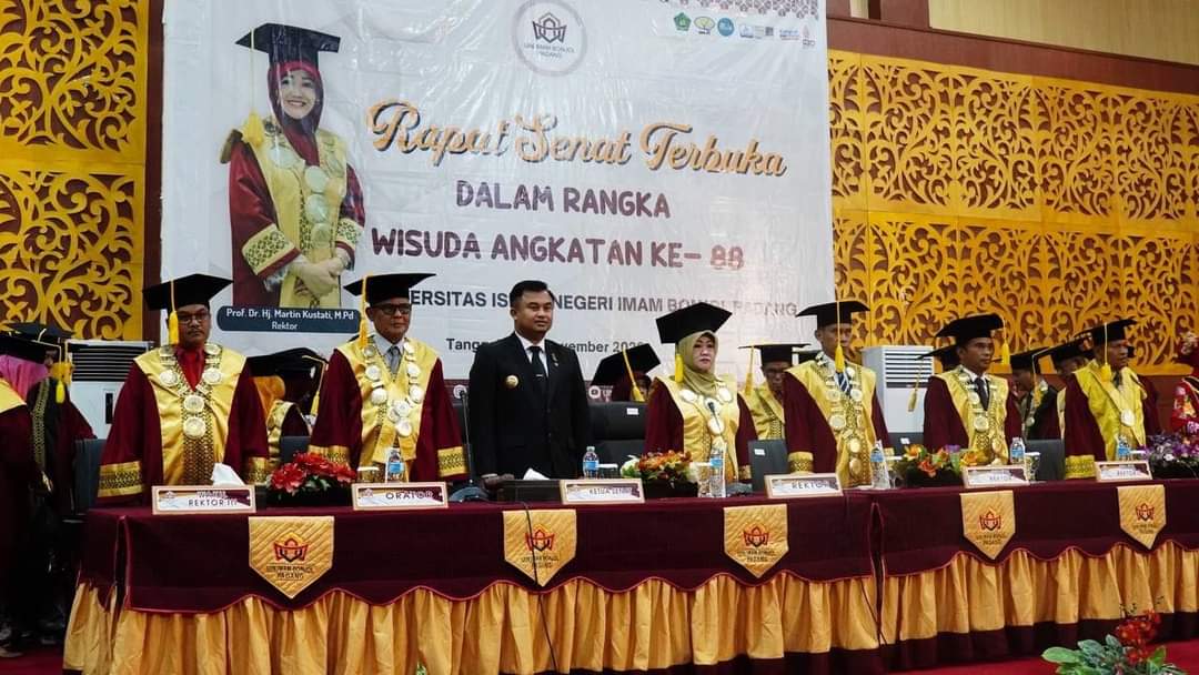 Bupati Dharmasraya Sutan Riska Tuanku Kerajaan memberi orasi ilmiah di wisuda Universitas Islam Negeri (UIN) Imam Bonjol, Sabtu (19/11/22).