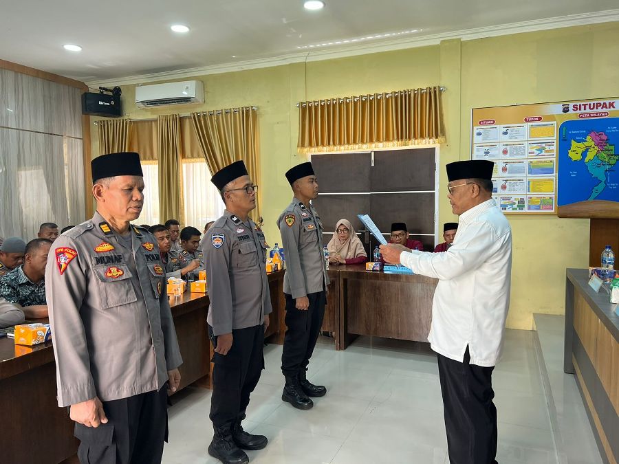 Ketua BAZNAS Dharmasraya Z. Lubis .S.Pd, kukuhkan Ketua, Sekretaris dan Bendahara UPZ Polres Dharmasraya, Jumat (4/11/2022) diruangan Aula Mapolres setempat.(SP)