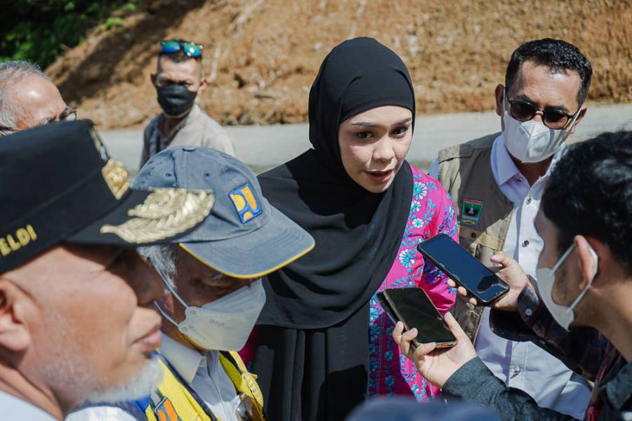 Anggota Komisi V DPR RI, Athari Gauthi Ardi, saat di Wawancarai awak media, Rabu (2/11/2022) disela peninjauan jalan Sitinjau Laut bersama Menteri PUPR Basuki Hadimuljono