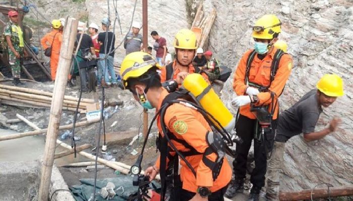 Tim Basarnas mengevakuasi korban ledakan tambang batubara di Sawahlunto, Sumatera Barat (Istimewa)