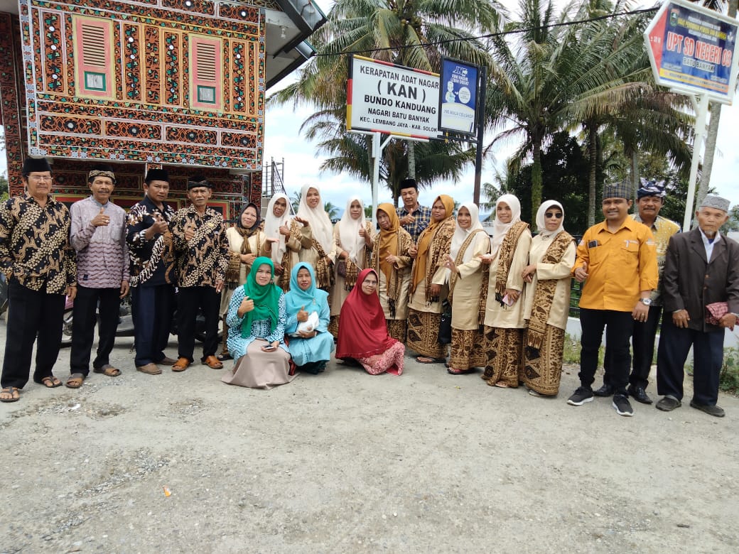 Sosialisasi keadatan di balai adat Kerapatan Adat Nagari (KAN) Batu Banyak, Kecamatan Lembang Jaya, Kamis (15/12/22).