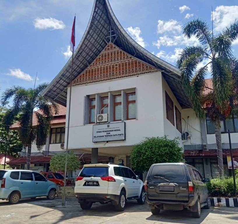 Suasana terkini, Kamis (1/12/22) di kantor DPMPTSP Kabupaten Dharmasraya. (SP)