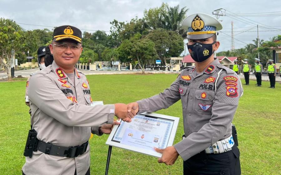 Kapolres Dharmasraya AKBP. Nurhadiansyah.S.I.K, memberikan penghargan kepada Kanit Turjawali Satlantas, Ipda. Alfurqan, Senin (19/12/22) dalam kategori pembinaan Taekwondo di Dharmasraya. (SP)