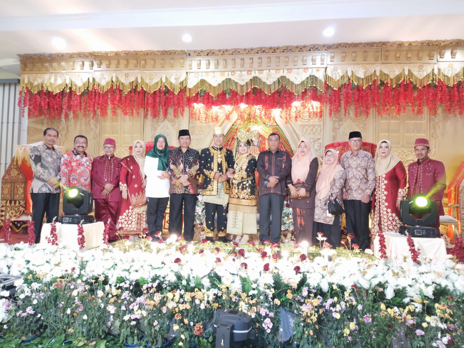 Resepsi pernikahan putri Drs. Syukrizal, Chairani Aulia Syukri dengan Zikri Khanafi, Jumat (13/1/23), di Aula Islamic Center Darussalam Koto Baru, Kecamatan Kubung.