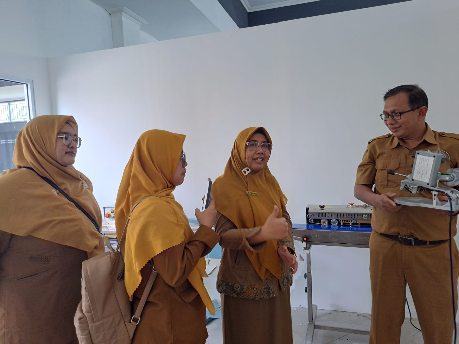 Kunjungan Disperindag Sumbar ke Klinik Desain dan Kemasan UMKM Dinas Koperindag Kabupaten Solok, Selasa (7/2/23).