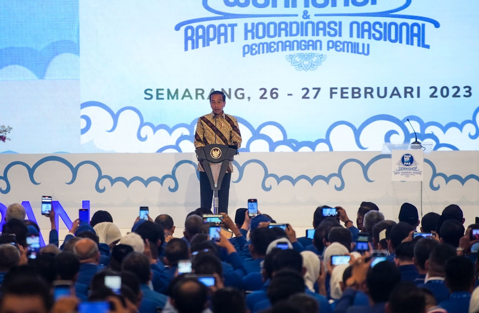 Presiden Joko Widodo (Jokowi) saat memberikan sambutan dalam penyelenggaraan Rapat Koordinasi Nasional (Rakornas) PAN di Semarang, Jawa Tengah, Minggu (26/2/23).