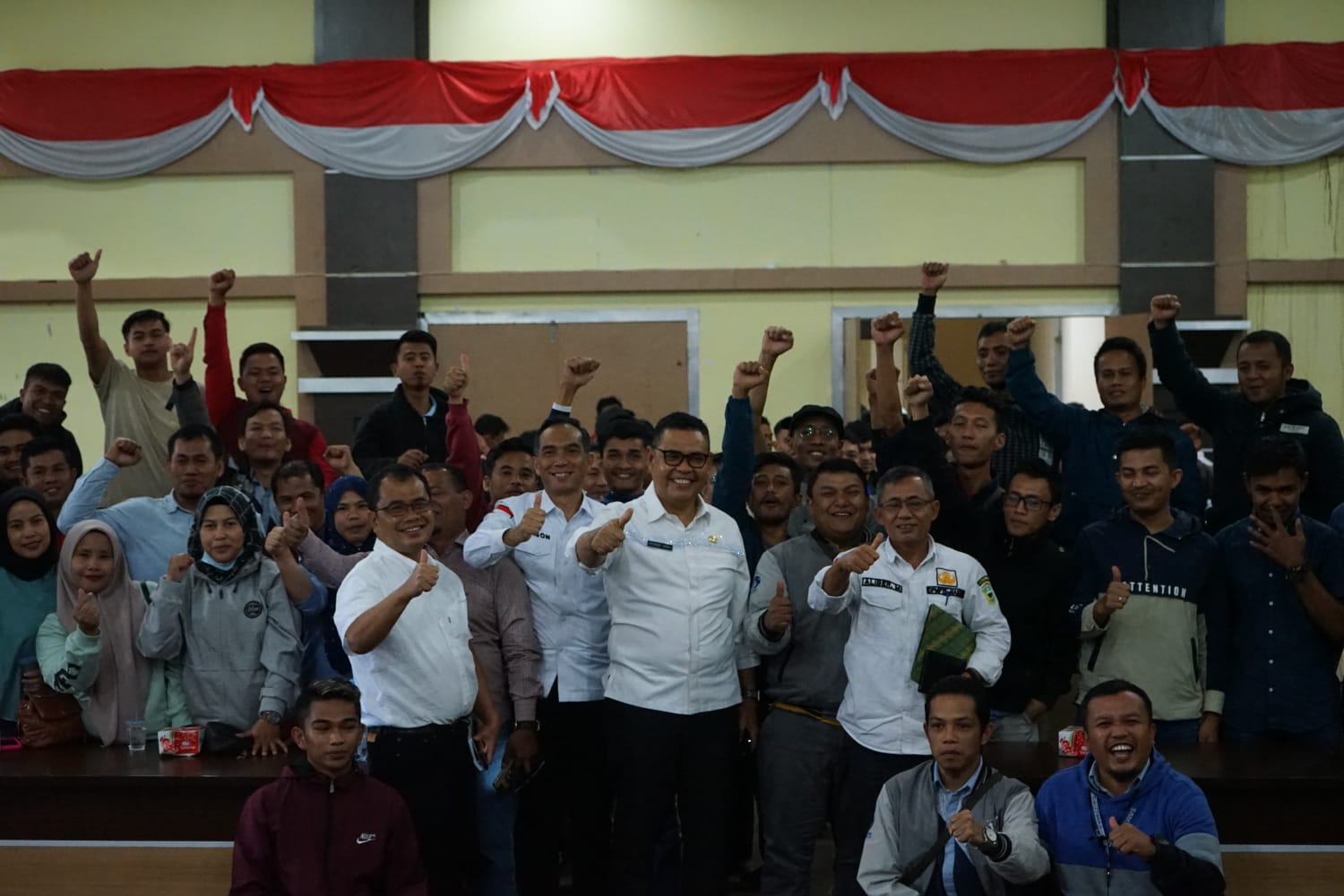 Bupati Solok Epyardi Asda dalam pertemuan dengan 96 orang karyawan PT. Tirta Investama yang di-PHK, Rabu (22/2/23).