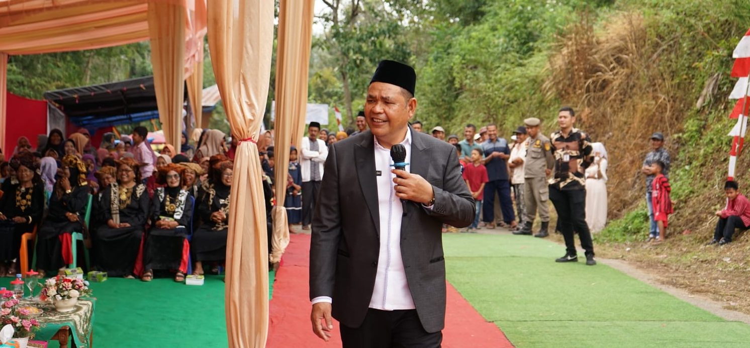 Bupati Solok dalam pembukaan Festival Tiga Embung, Nagari Gauang, Kecamatan Kubung, Kamis (16/3/23).