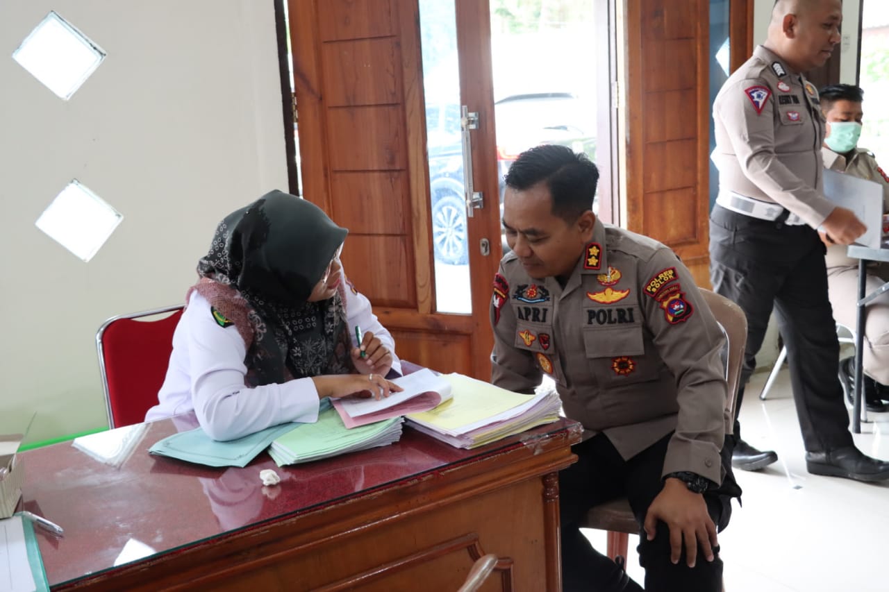 Kapolres Solok AKBP Apri Wibowo melakukan pemeriksaan kesehatan berkala di Mapolres Solok, Senin (6/3/23).