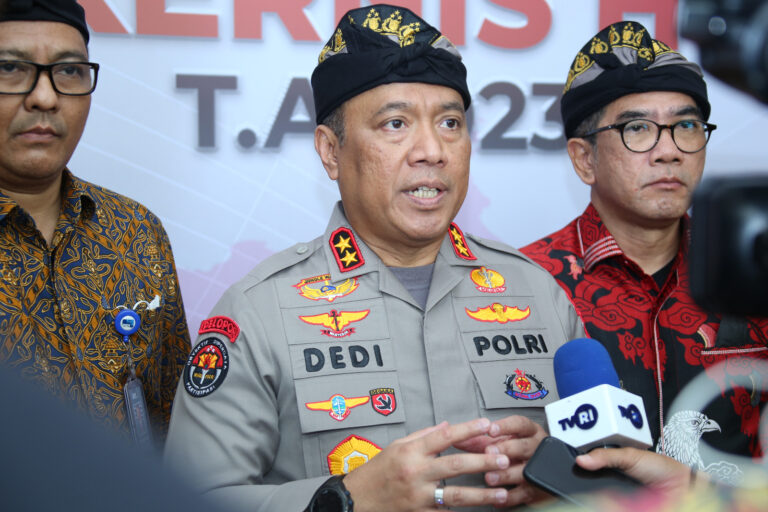 Kadiv Humas Polri, Irjen. Pol. Dedi Prasetyo saat diwawancarai awak media di lokasi Rakernis Divisi Humas Polri, di Bali, Jumat (3/3/23). (Foto:Polri)