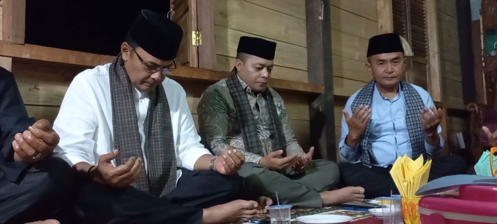 Edisar Dt. Manti Basa, S.H., M.Hum. menyambut Ramadhan dengan berkumpul di rumah gadang di Sikaladi Lambah, Nagari Koto Gadang Guguak, Selasa (21/3/23)