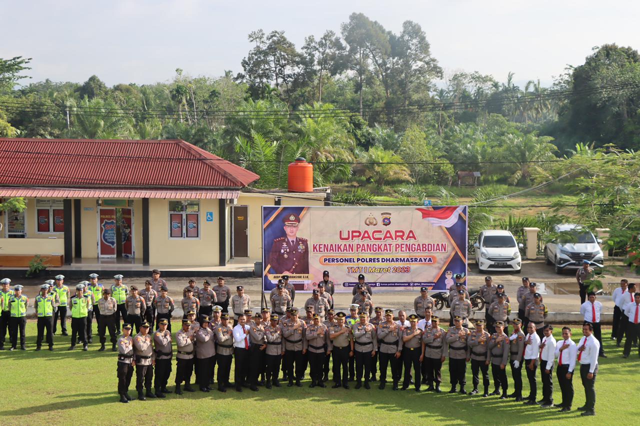 Foto bersama usai upacara di halaman Mapolres setempar, Rabu (1/3/23).