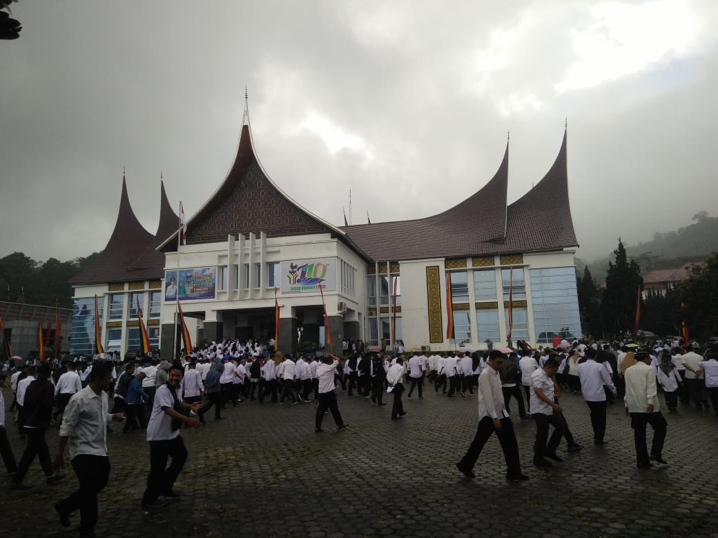 Usai apel gabungan Pemkab Solok karena diguyur hujan, Rabu (26/4/23).