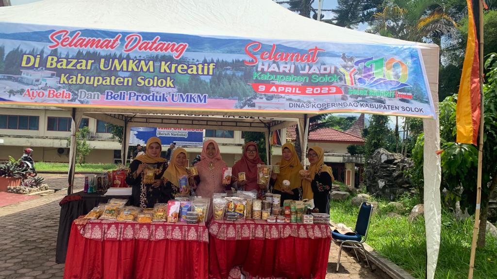 Bazar di Arosuka oleh Dinas Koperindag Kabupaten Solok.