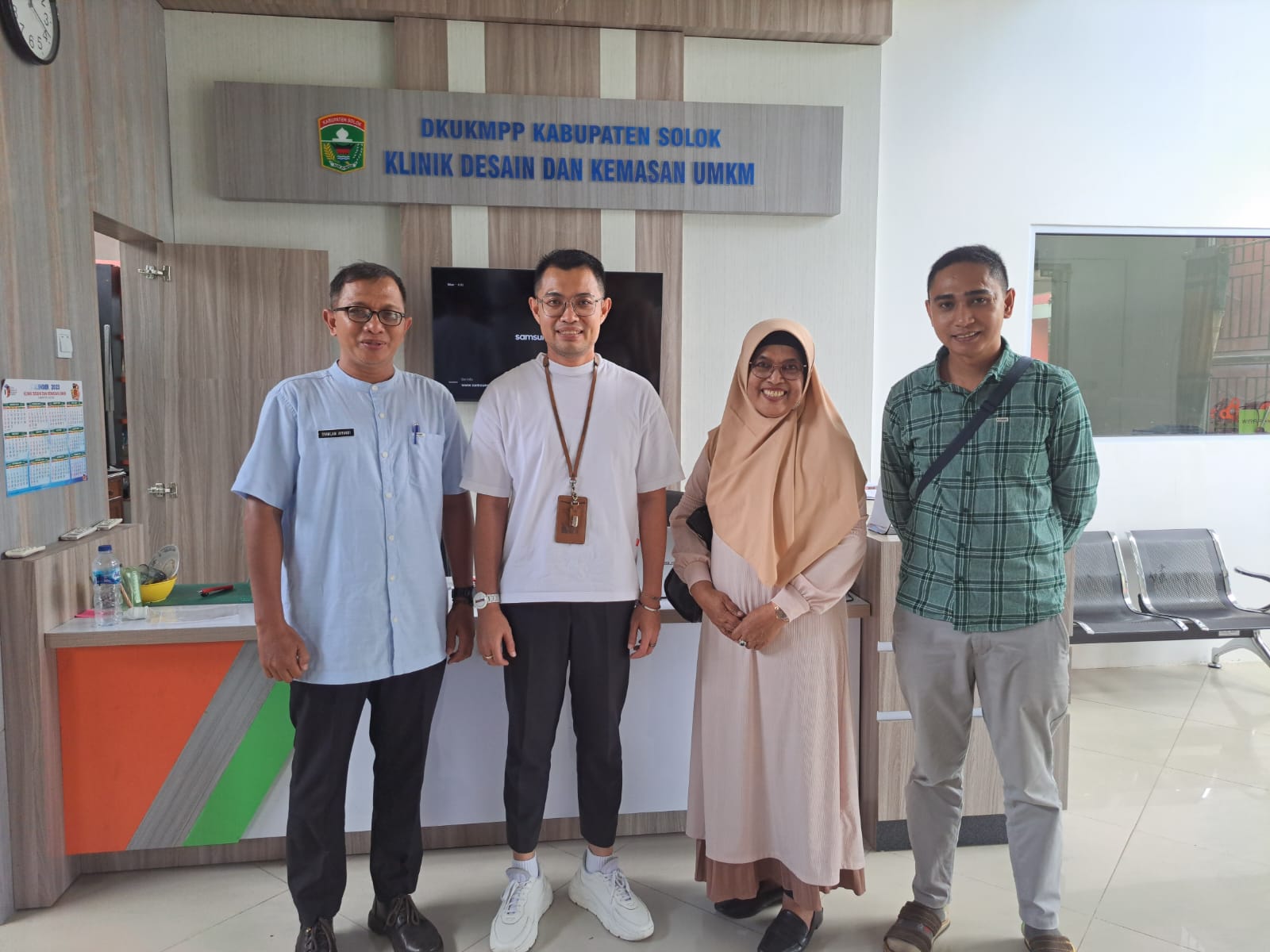 Disperindag Padang Panjang studi tiru ke Klinik Desain dan Kemasan DKUKMPP Kabupaten Solok, Jumat (28/4/23).