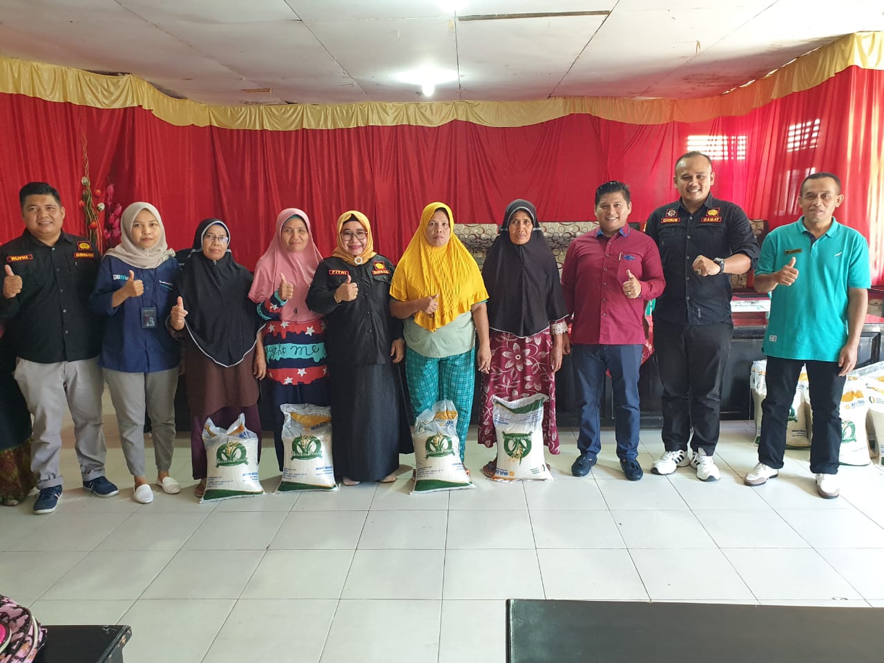 Penyerahan bantuan CPB program Kemensos RI oleh Dinas Sosial Kabupaten Solok, Kamis (13/4/23).