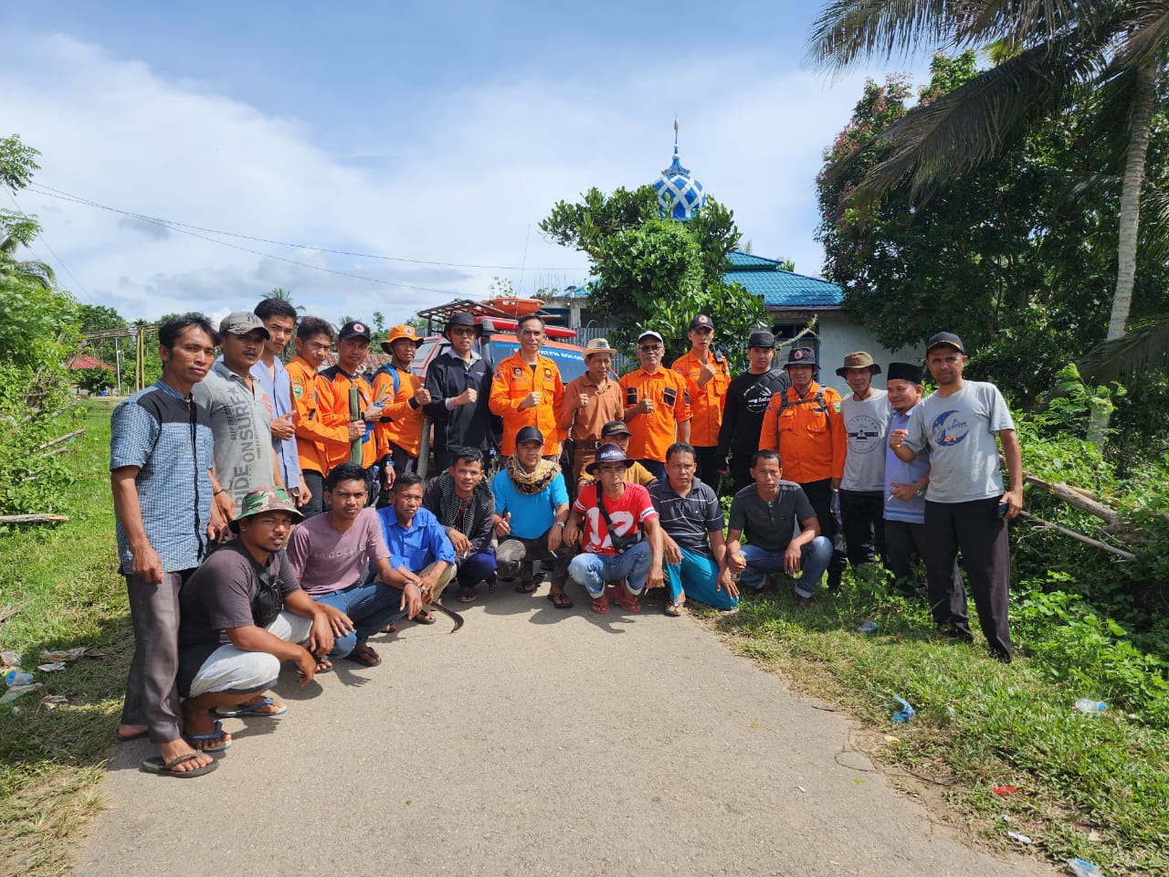 Sekda Medison memimpin pencarian orang hilang warga Jorong Sopan Balai, Nagari Bukik Kanduang, Sabtu (29/4/23).