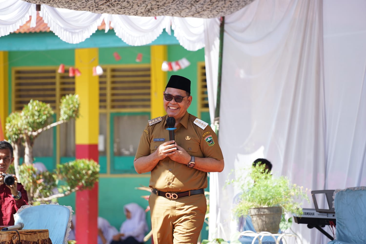 Bupati Solok Epyardi Asda dalam kegiatan perpisahan siswa dan guru purna tugas SMPN 3 X Koto Singkarak, Selasa (30/5/23).