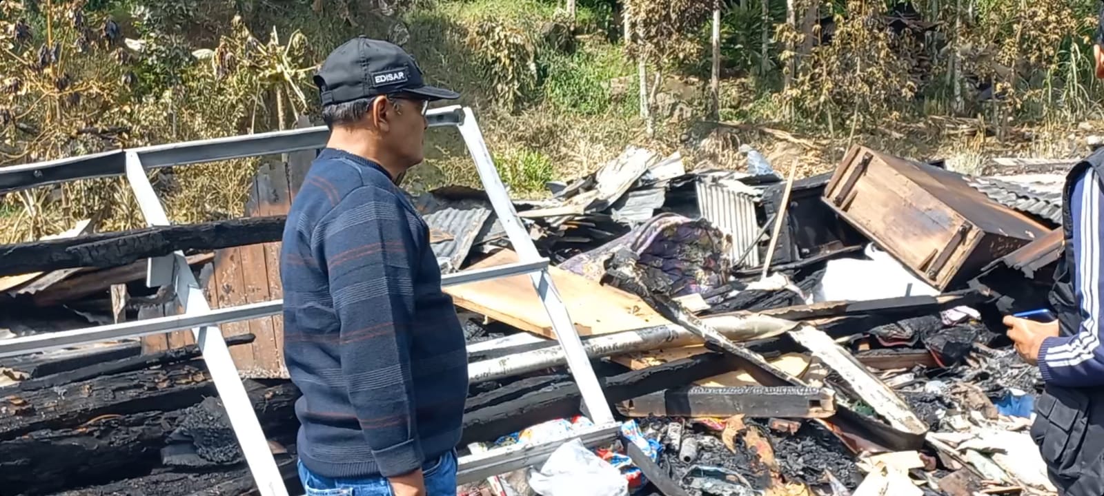 Arosukapost Peduli dipimpin Edisar, Dt. Manti Basa meninjau lokasi kebakaran di Cupak dan Talang, Sabtu (27/5/23).