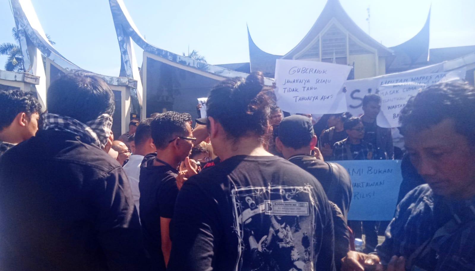 Aksi damai ratusan wartawan di Gubernuran Sumbar, Padang, Rabu (10/5/23).