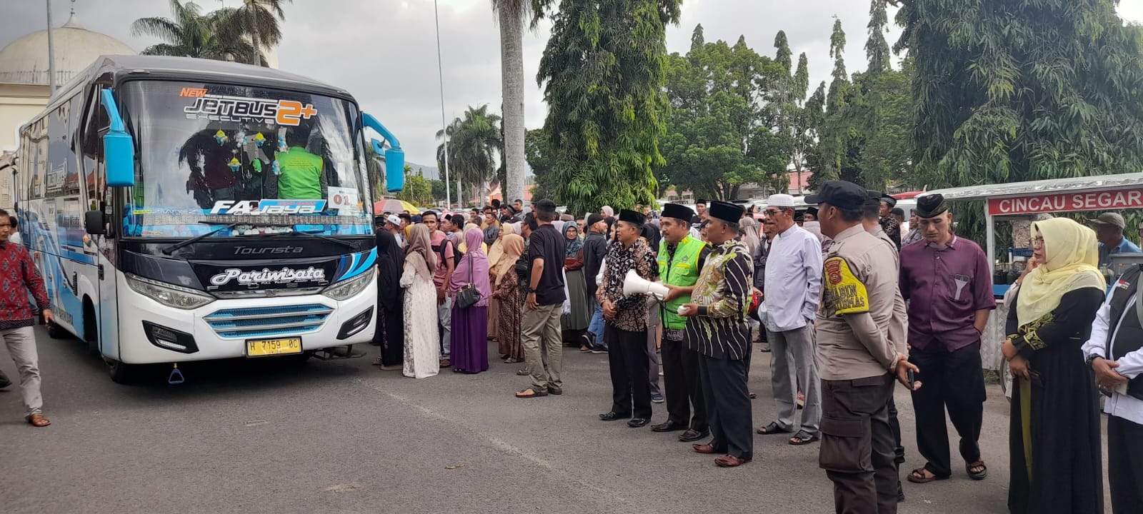 Pelepasan calon jemaah haji asal Kabupaten Solok di Masjid Islamic Center Koto Baru, Sabtu (17/6/23).