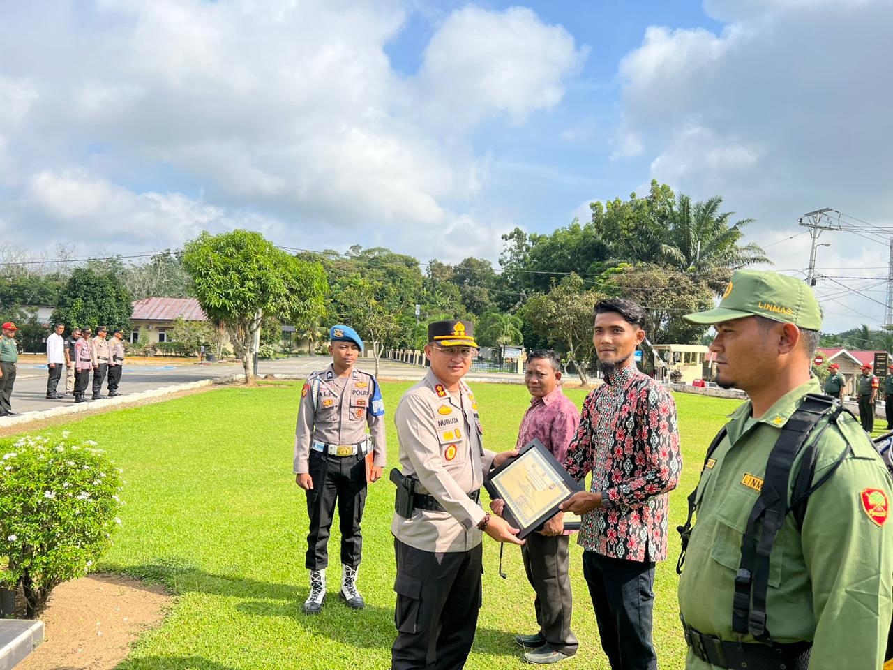 Apel satkamling dan penyerahan penghargaan kepada satkamling terbaik oleh Kapolres Dharmasraya AKBP Nurhadiansyah, Rabu (21/6/23).