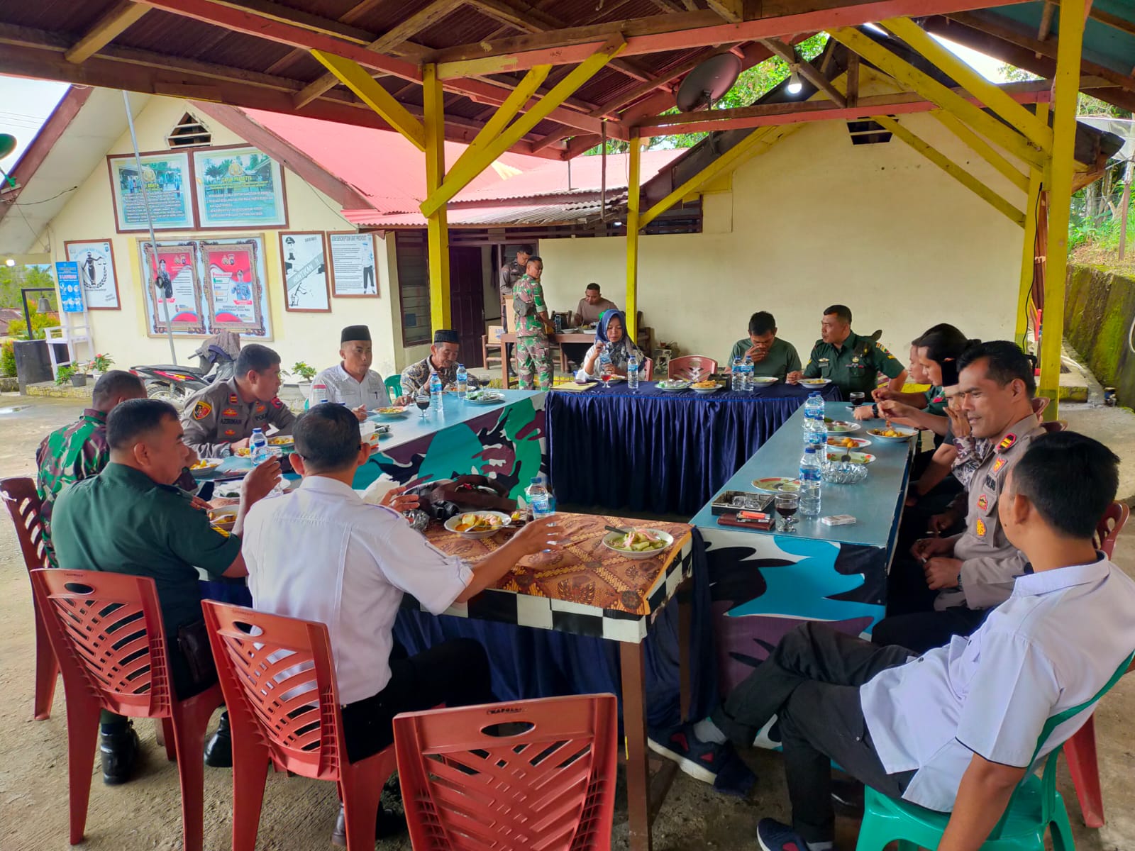 Coffee morning forkopimcam dan instansi di Kecamatan Payung Sekaki di Mapolsek di Jorong Kubang Nan Duo, Rabu (7/6/23).