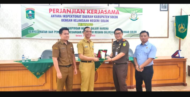 Kejari Solok tanda tangani MOU kesepakatan kerja sama dengan Inspektorat Kabupaten Solok, Selasa (27/6/23).