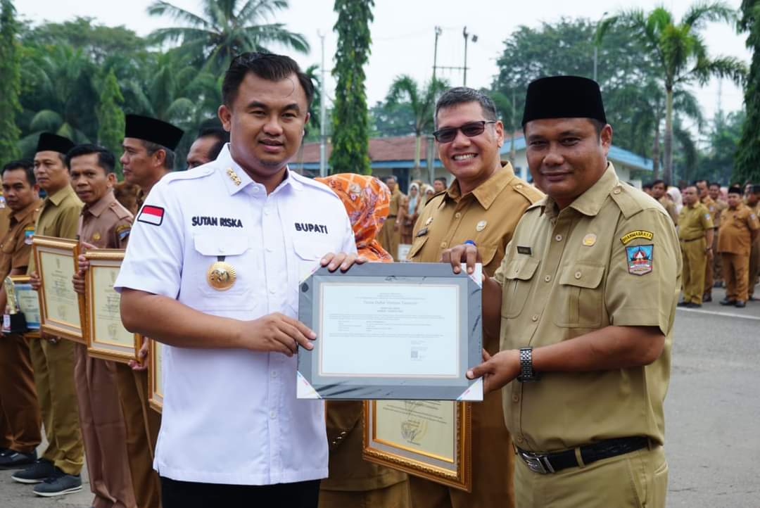 Bupati Dharmasraya Sutan Riska saat apel gabungan, Senin (3/7/23).