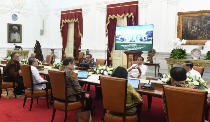 Presiden Joko Widodo memimpin rapat terbatas di Istana Merdeka, Jakarta, pada Kamis, 3 Agustus 2023. Foto: BPMI Setpres