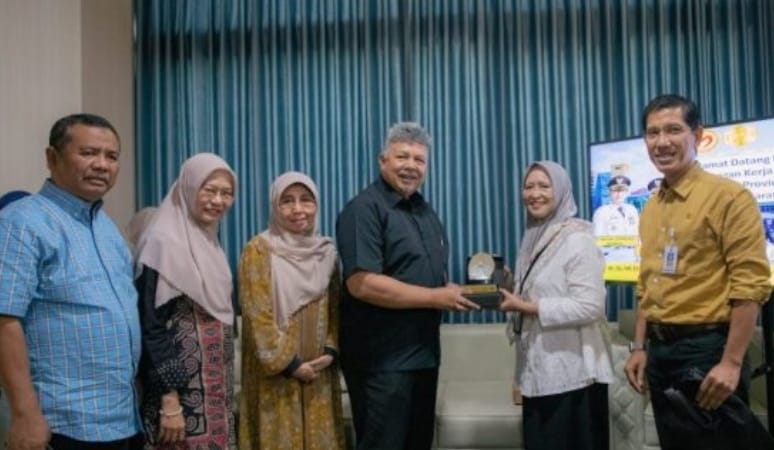 Wali Kota Solok, H. Zul Elfian Umar, bersama Ketua TP-PKK Kota Solok, Hj. Zulmiyetti Zul Elfian Umar, melakukan kunjungan ke RSUD Mataram pada hari Sabtu (8/6/24) (foto, SC Ig/Ito)