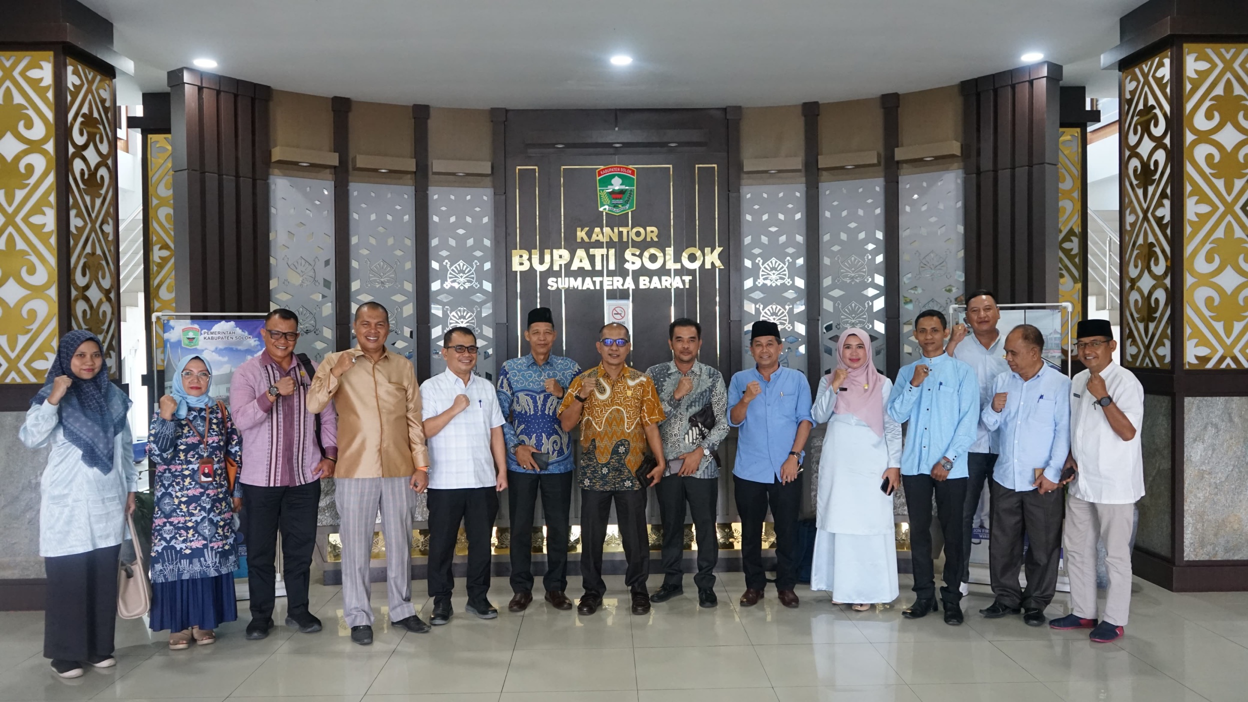 Foto bersama pemda Kab solok dengan rombongan Pemereintah Kepulauan Mentawai (dok foto Kominfo/Ito)