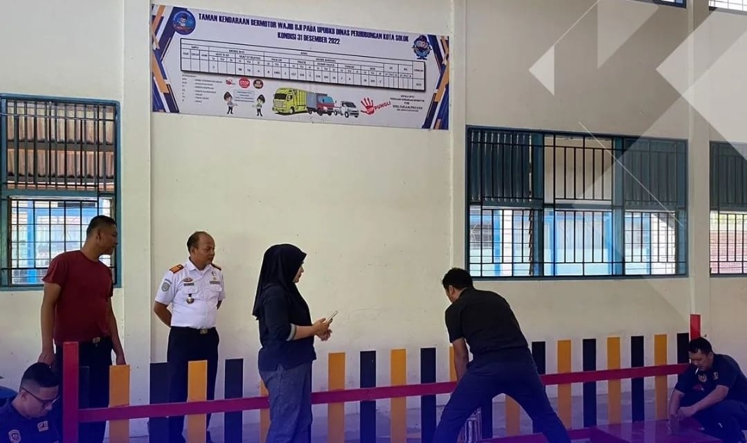 Kepala UPTD PKB Dishub Kota Solok Fajri bau putih melihat langsung pekerjaan tim Kalibrasi