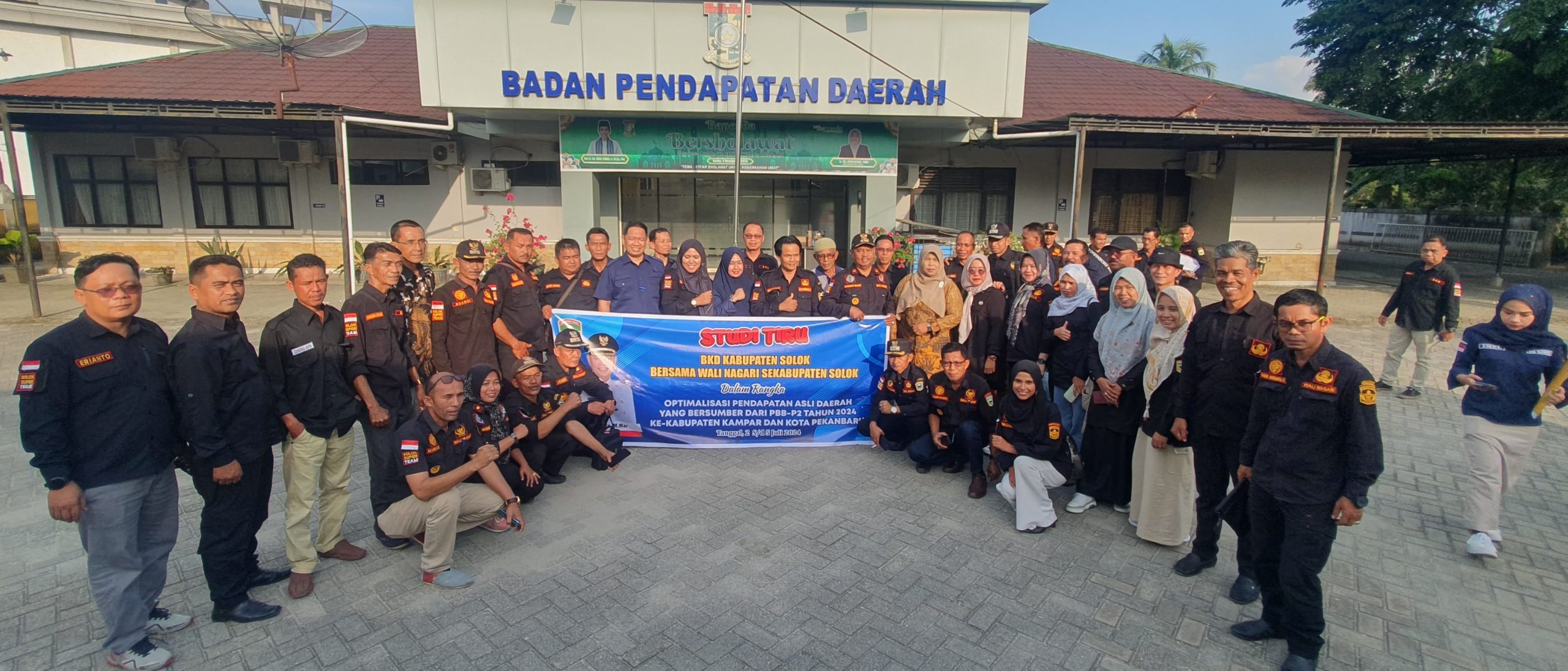 Foto bersama rombongan pemda Kab Solok di Kab Kampar (dok foto/Ito)