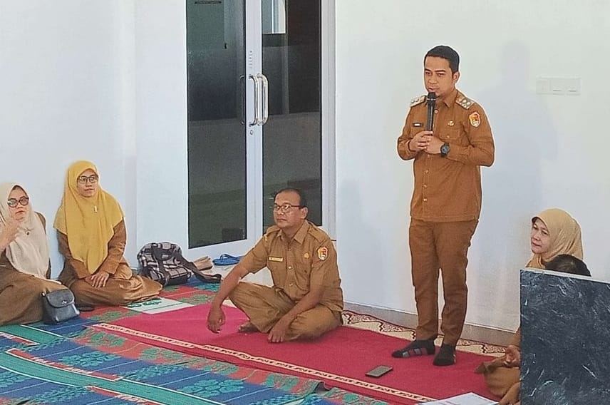 Wakil Walikota Solok Ramadhani Kirana Putra memberikan sambutan dalam pemberian bantuan pangan dikota Solok