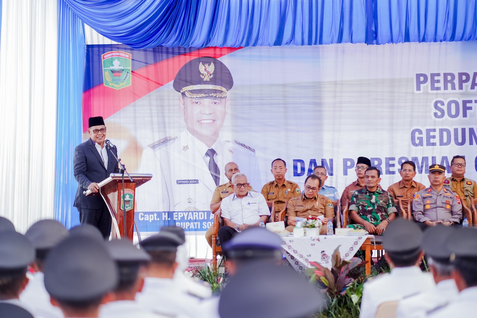 Bupati Solok memberikan sambutan saat acara pengukuhan Walinagari se Kabupaten Solok serta perismian gedung (dok foto GG)