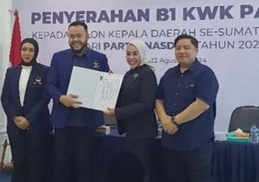 Bundo Emiko meneriman Surat dukungan dari Partai Nasdem (dok foto GG)