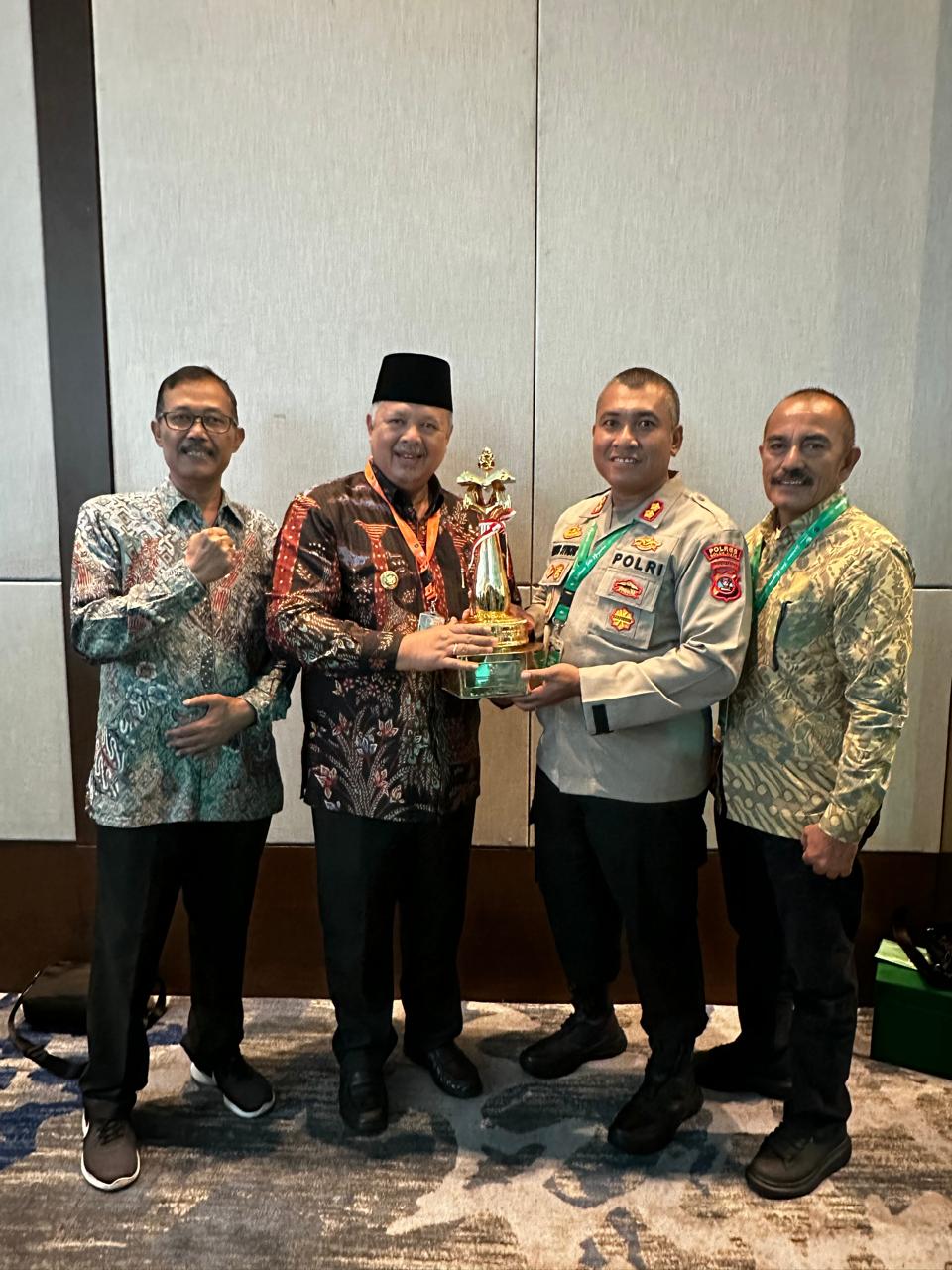 Walikota Solok Zul Elfian (pakai peci) menerima Piala WTN 2024 (dok foto GG)