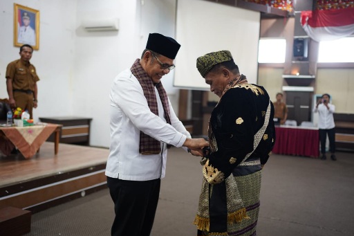 Bupati Solok, Capt. H. Epyardi Asda, M.Mar secara resmi mengukuhkan kepengurusan Forum Kerapatan Adat Nagari (ForKAN) Kabupaten Solok periode 2024-2029 (dok foto GG)