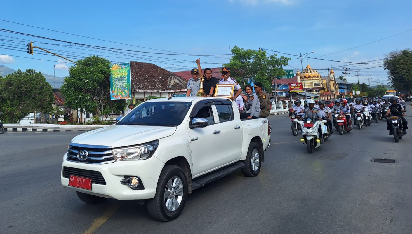 Wakil Walikota Solok Ramadhani Kirana Putra bersama Kadishub Kota Solok melakukan arak-arakan piala WTN 2024 (dok foto GG)