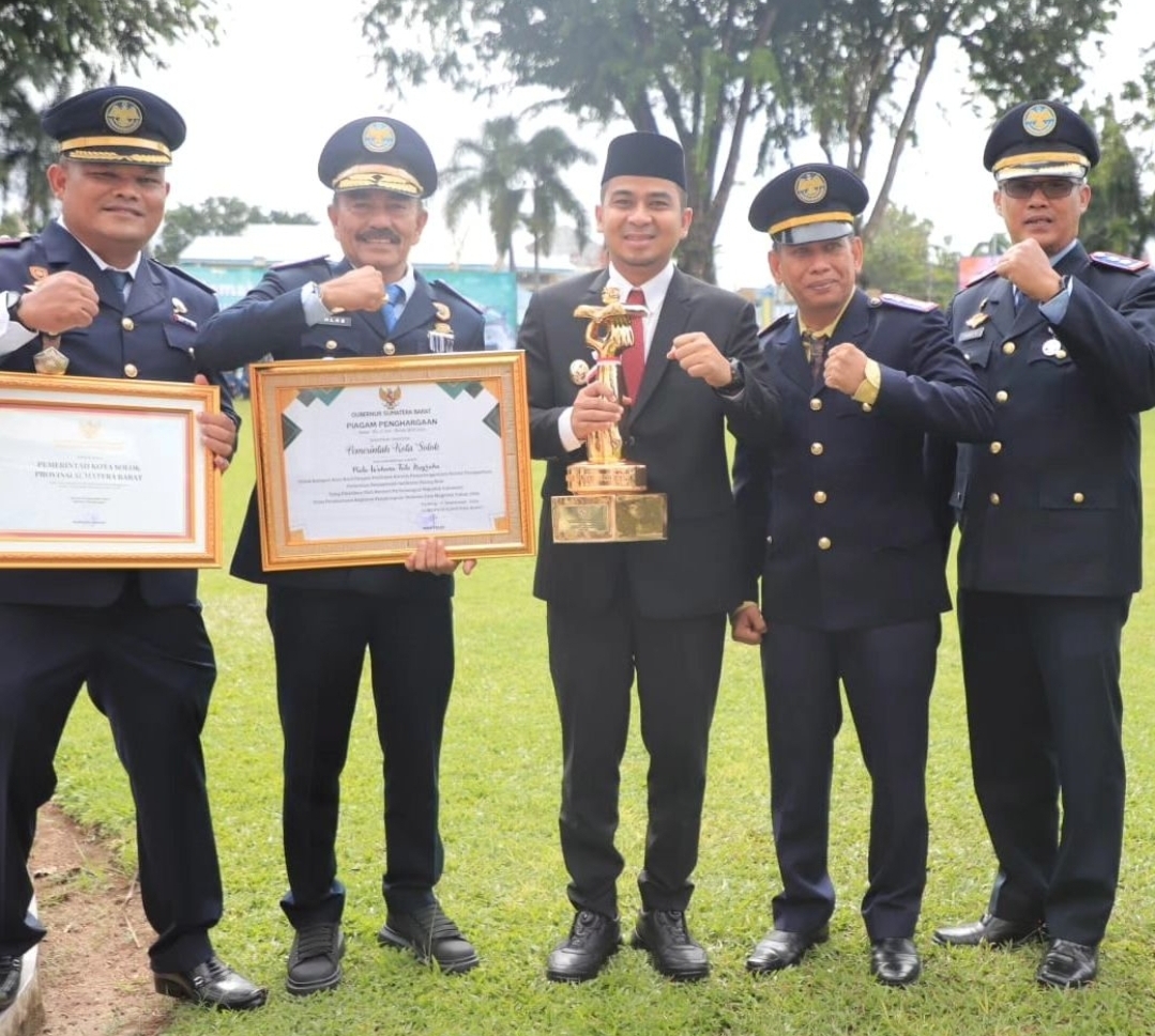 Wakil Waikota Solok Ramadhani Kirana Putra (tengah) menerima Penghargaan dan piala WTN Tahun 2024 (dok foto GG)