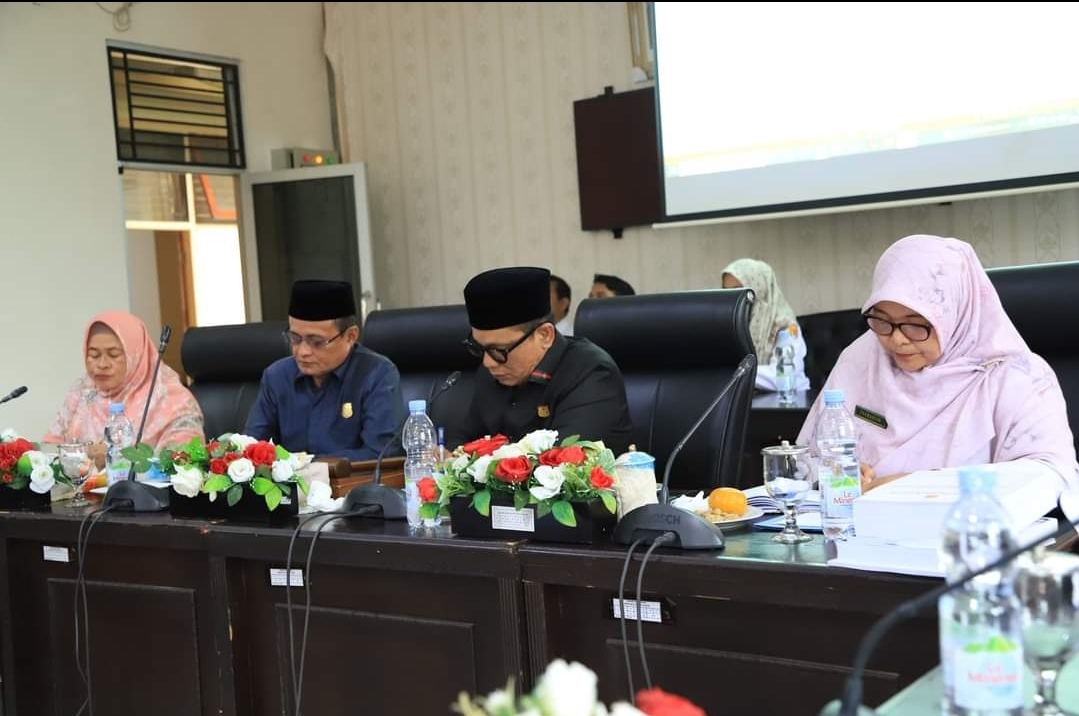 Ketua DPRD, Fauzi Rusli, didampingi Wakil Ketua DPRD Amrinof Dias Dt Ula Gadang dan Mira Harmadia memimpin rapat anggaran perubahan Kota Solok (dok foto GG)