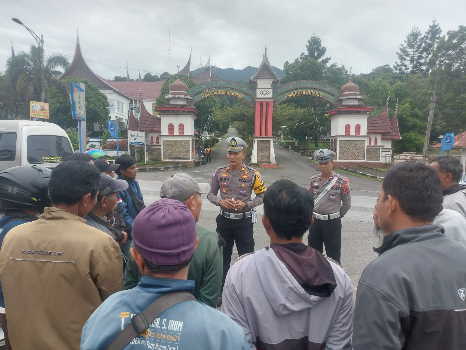 Kasat Lantas polres Solok Iptu Ridho melakukan sosialisasi tentang pentingnya tertib berlalu lintas (dok foto **)